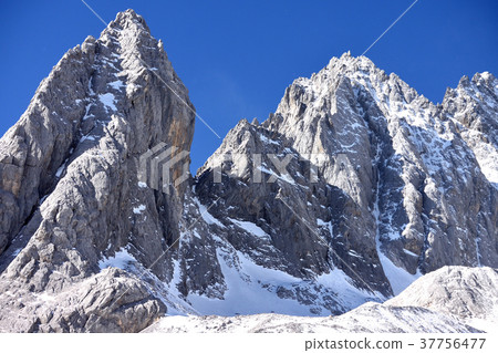 Tamlong Snow Mountain 37756477