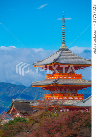 Red pagoda at Taisan-ji Temple near Kiyomizu-dera 37757328