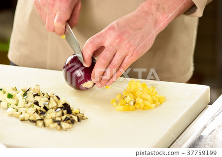 Red onion slicing closeup. 37759199