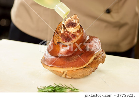 Oiling baked pork knuckle. Oiling baked pork knuckle. 37759223