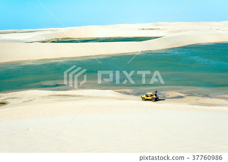 Buggy with tourists traveling  37760986