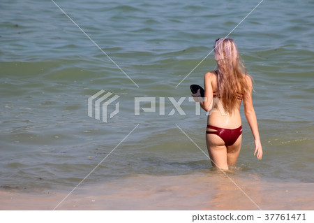 European brunette girl relaxing on the beach  37761471