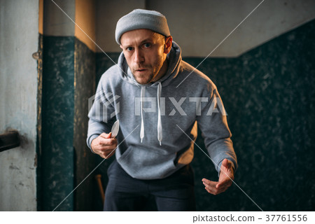 Male robber with knife strikes fear Male robber with knife strikes fear 37761556