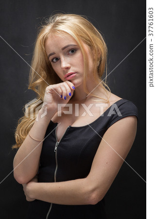 girl with freckles 37761603