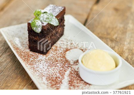 Cake with mint floured with white powder. 37761921