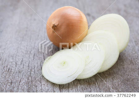 Closeup onion sliced on wood background Closeup onion sliced on wood background 37762249