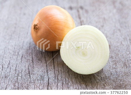 Closeup onion sliced on wood background Closeup onion sliced on wood background 37762250