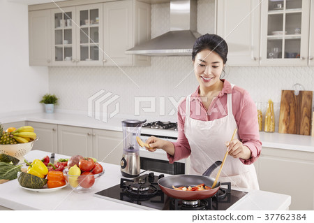 Housing, living, housewife, Korean 37762384