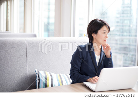 Business Nomad worker 37762518