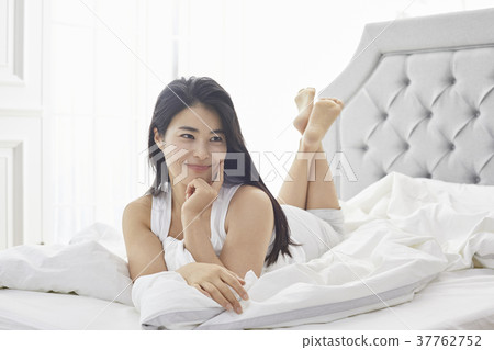 Houses, Bedrooms, Living, Women, Koreans 37762752