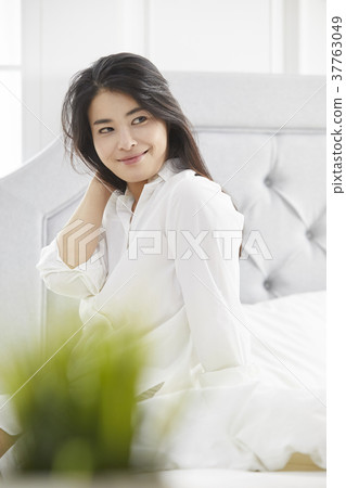 Houses, Bedrooms, Living, Women, Koreans 37763049