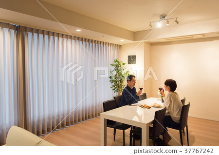 中間夫婦喝葡萄酒 37767242