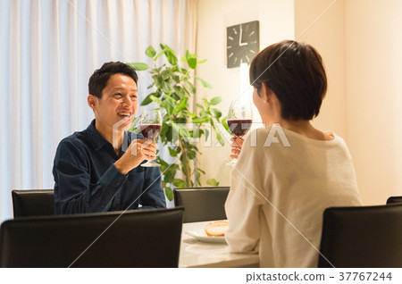 中間夫婦喝葡萄酒 中間夫婦喝葡萄酒 37767244