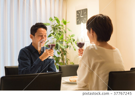 中間夫婦喝葡萄酒 37767245