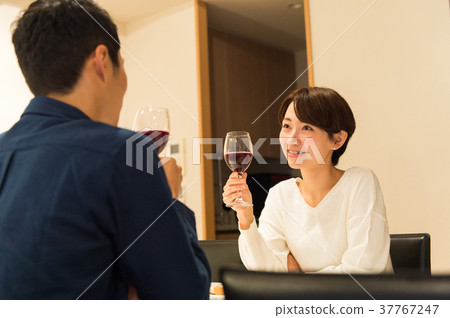 中間夫婦喝葡萄酒 中間夫婦喝葡萄酒 37767247