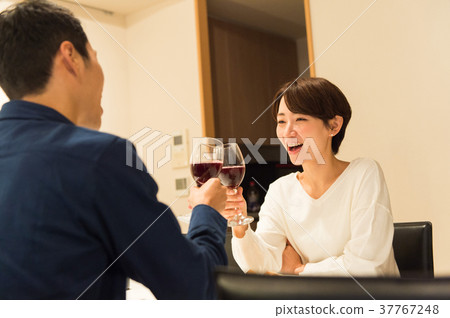 中間夫婦喝葡萄酒 中間夫婦喝葡萄酒 37767248