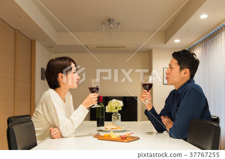 中間夫婦喝葡萄酒 中間夫婦喝葡萄酒 37767255