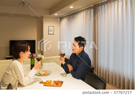 中間夫婦喝葡萄酒 37767257