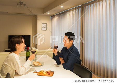 中間夫婦喝葡萄酒 中間夫婦喝葡萄酒 37767259