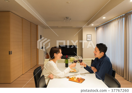 中間夫婦喝葡萄酒 中間夫婦喝葡萄酒 37767260