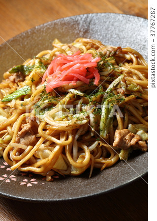 Sauce Fried Noodles 37767287