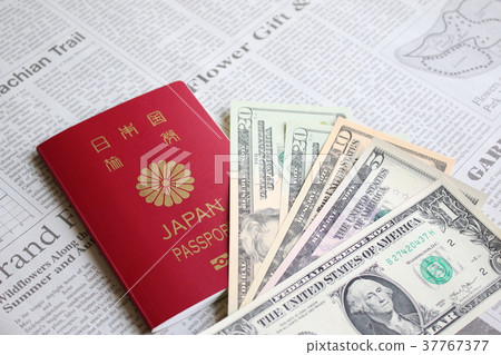 護照和美元的鈔票 37767377