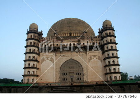 Imposing Gol Gumbaz Imposing Gol Gumbaz 37767646
