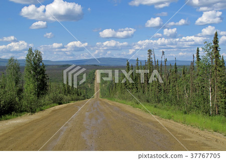 Endless Dalton Highway with mountains, leading Endless Dalton Highway with mountains, leading 37767705