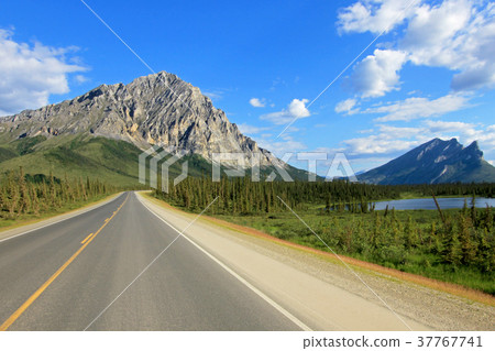 View of Dalton Highway with mountains, leading View of Dalton Highway with mountains, leading 37767741