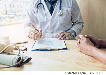 Doctors and patients sit and talk to the patient Doctors and patients sit and talk to the patient 37768435
