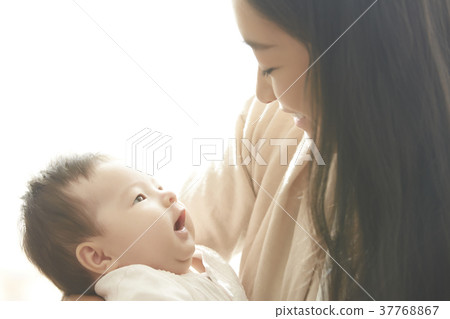 抱著嬰兒的女人 抱著嬰兒的女人 37768867