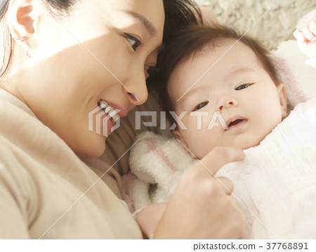 Baby and mom go to bed Baby and mom go to bed 37768891