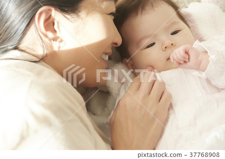 Baby and mom go to bed 37768908