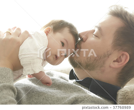 Baby dad kiss parent and child 37768989