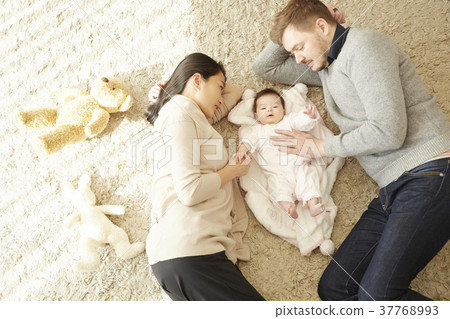 International marriage Parent-child Baby lying down 37768993