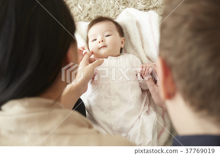 放鬆在客廳的半嬰孩 放鬆在客廳的半嬰孩 37769019