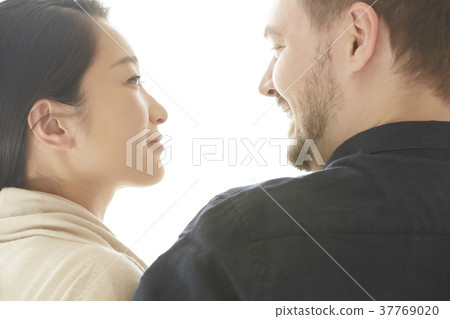 夫妻國際婚姻 37769020