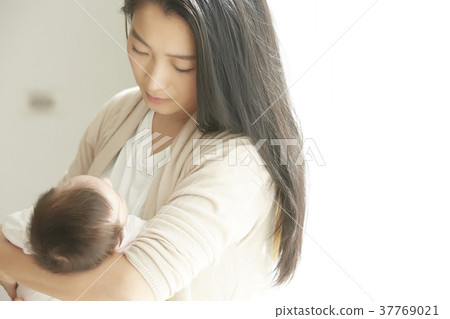抱著嬰兒的女人 37769021