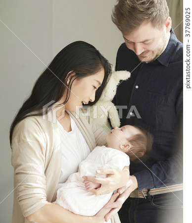 國際婚姻已婚夫婦抱著嬰兒的肖像 37769025
