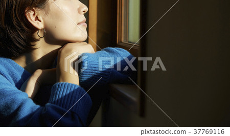 Woman relaxing in the living room 37769116