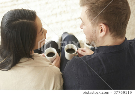 放鬆在客廳咖啡休息的夫婦 37769119