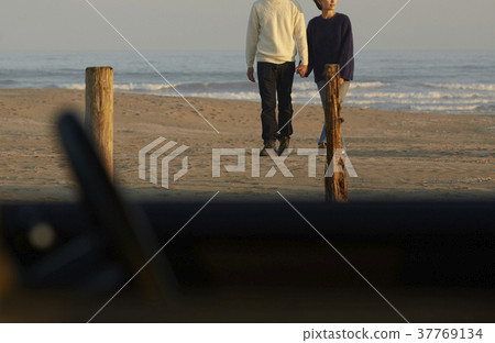 一對夫婦沿著海岸散步 37769134