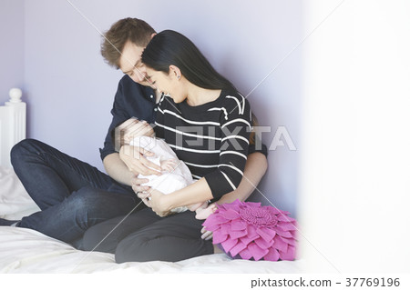 父母在孩子的房間裡愛嬰兒 37769196
