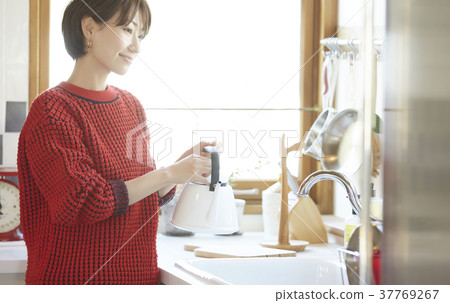 一個女人在廚房裡 一個女人在廚房裡 37769267