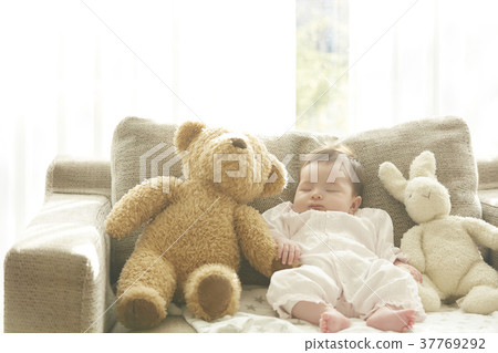 睡覺的嬰孩在長沙發 睡覺的嬰孩在長沙發 37769292