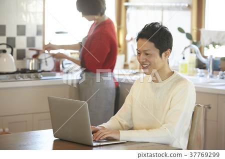 Married couple in the kitchen 37769299
