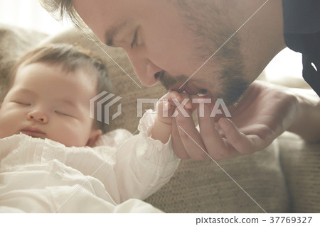 A father kissing a baby 37769327