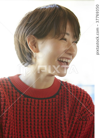 A woman in the kitchen 37769350