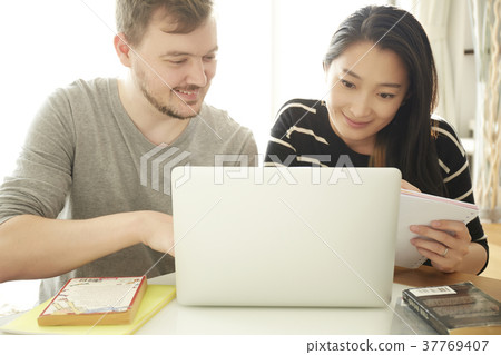 Woman who learns English conversation with foreign lecturer Woman who learns English conversation with foreign lecturer 37769407