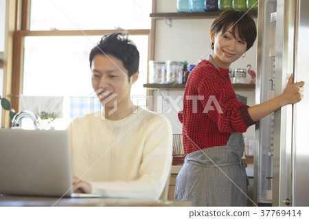 Married couple in the kitchen Married couple in the kitchen 37769414